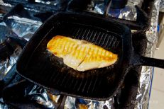 Обжарить филе лосося на сковороде-гриль с двух сто...