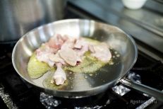 При жарке цыпленка на сливочном масле мясо получае...