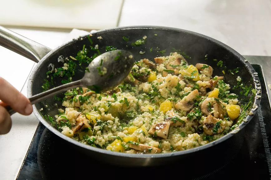 Кускус с гремолатой, сегментами апельсина, грибами и печёным кабачком от су-шефа ресторана «Рассольников»