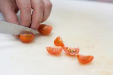 Разрежем помидоры черри на четвертинки для украшен...