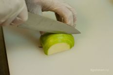 Нарезать яблоко на полоски.