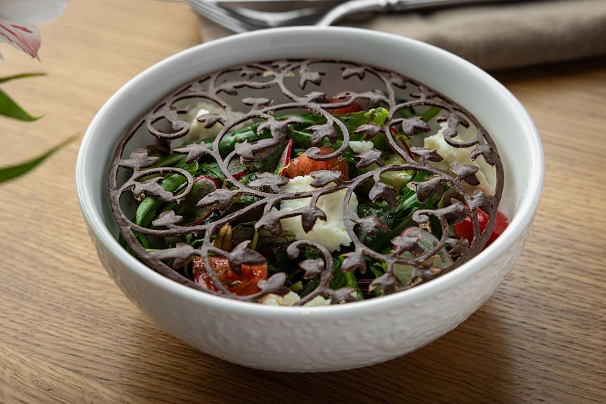 Сугудай из форели, кундюмы с гречкой и уткой, кедровый пломбир — «Ухват» обновляет меню