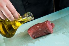 Смазываем филе говяжьей вырезки оливковым маслом.