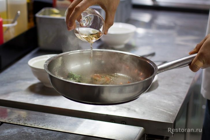 Феттучини-шпинат с креветками и пармской ветчиной из ресторана Osteria Numero Uno - фотография № 11