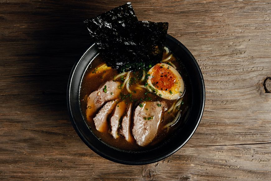 Обед, который мы заслужили — миска супа и чашка саке в ресторане Ikura