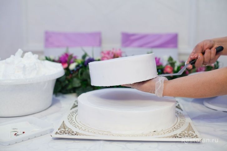 Украшение свадебного торта от ресторана «Оазис» - фотография № 4
