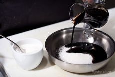 Следом начнем готовить соус — в сковороду насыпаем...
