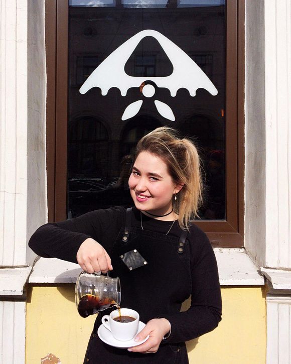 Ксения, работает в кофейне на Московском