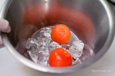 Сразу помещаем помидоры в посуду со льдом и залива...