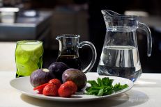Подготовим продукты: инжир и клубнику промоем, мят...