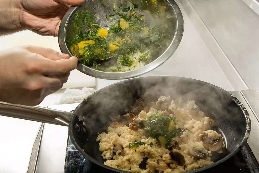 Кускус с гремолатой, сегментами апельсина, грибами и печёным кабачком от су-шефа ресторана «Рассольников»