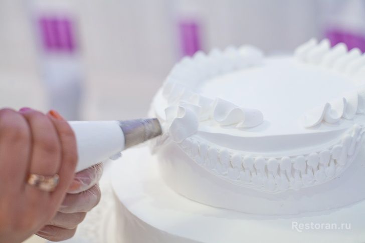 Украшение свадебного торта от ресторана «Оазис» - фотография № 10
