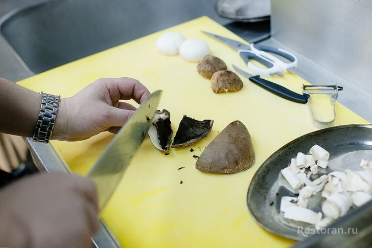 Лобстер с грибами и спаржей в соусе Саке-Трафел от ресторана Paradise - фотография № 6