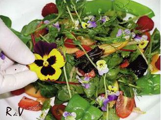 Летний салат «Цветочный» от ресторана «Валуевские Рандеву» - фотография № 9