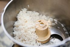 Отваренный рис измельчаем в блендере до получения ...
