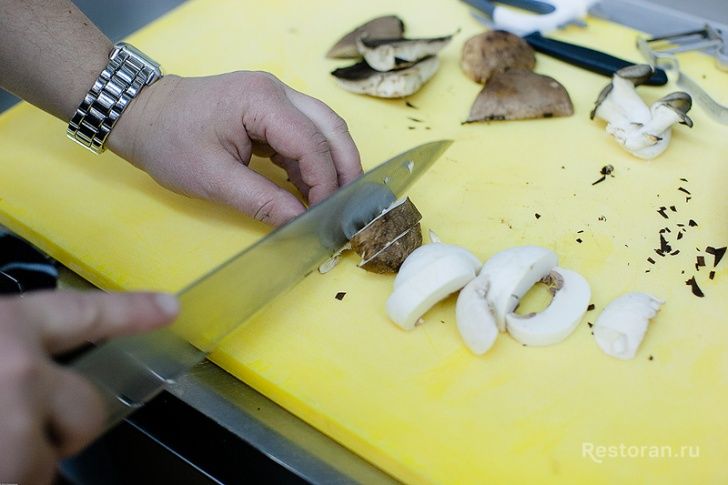 Лобстер с грибами и спаржей в соусе Саке-Трафел от ресторана Paradise - фотография № 7