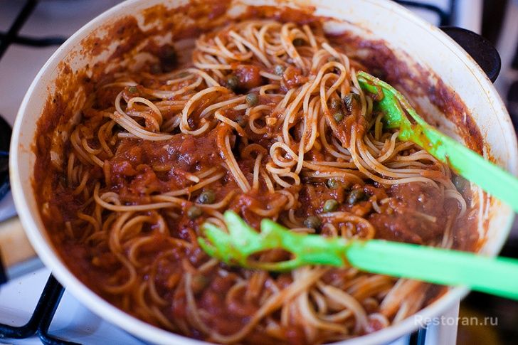 Спагетти с томатным соусом и каперсами - фотография № 11