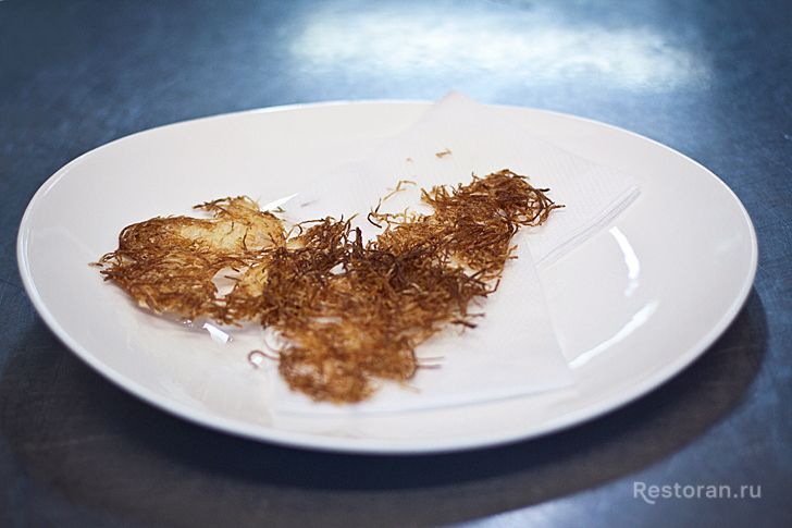 Камбала на гриле с картофельными галетами от ресторана «Водевиль» - фотография № 6