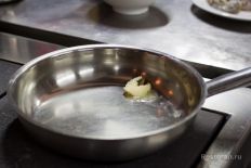 На разогретую сковороду добавляем сливочное масло.
