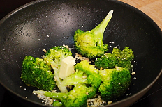Обжарьте брокколи на растительном и сливочном масл...