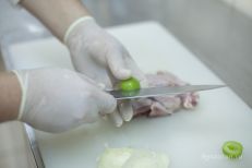 Разрезаем алычу напополам и удаляем косточку.