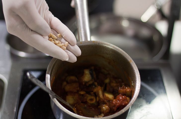 Лопатка ягненка с капоннатой из баклажанов и мясным соусом из ресторана «Светлый» - фотография № 21