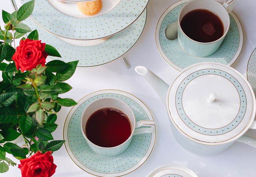 Чаепитие в травах сада в Luigi’s Garden