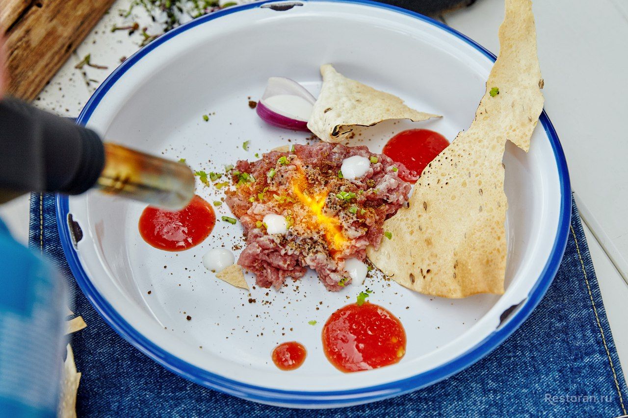 Тар-таки из ягненка со сванской солью и нутовыми чипсами от ресторана «Гастрономика» - фотография № 3