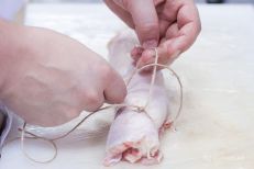 Далее обвязываем рулет веревкой.