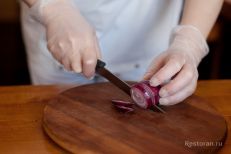 Режем лук кольцами.
