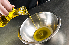 Приготовление заправки: сок лимона смешиваем с оли...