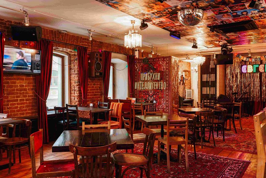 «Евгенич»: настойки, чебуреки и танцы на Пятницкой