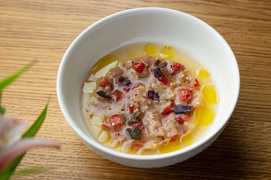 Сугудай из форели, кундюмы с гречкой и уткой, кедровый пломбир — «Ухват» обновляет меню