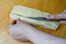 Тесто нарезается полосками шириной 2-3 см.