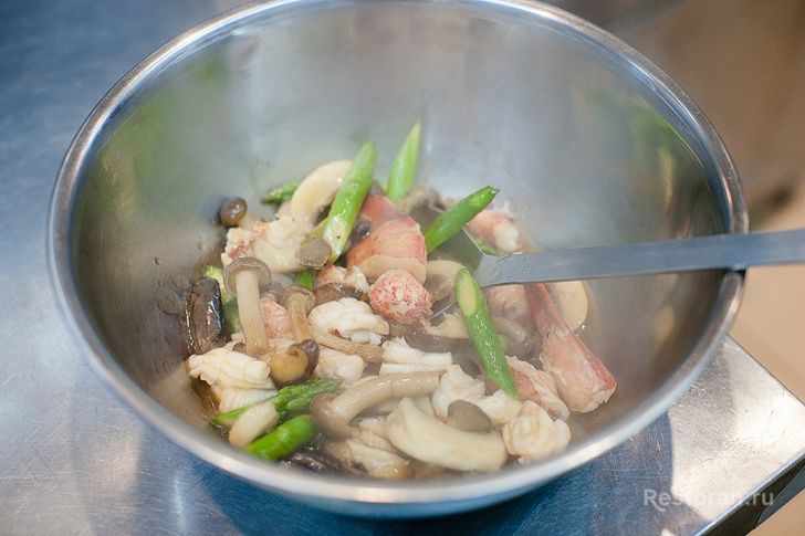 Лобстер с грибами и спаржей в соусе Саке-Трафел от ресторана Paradise - фотография № 33