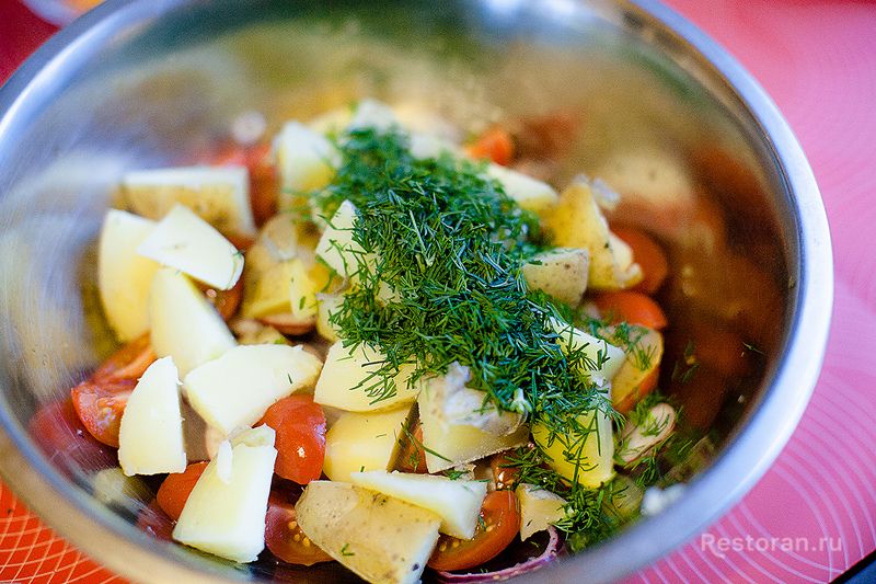 Теплый салат с молодой картошкой - фотография № 9