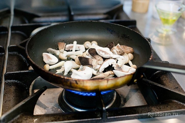 Лобстер с грибами и спаржей в соусе Саке-Трафел от ресторана Paradise - фотография № 26
