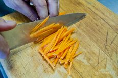 Морковь необходимо нарезать соломкой.