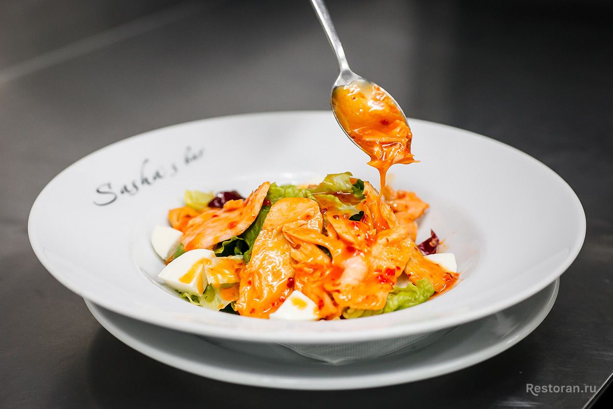 Салат с маринованной куриной грудкой и лососем от ресторана Sasha's Bar - фотография № 7