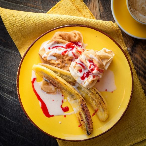 Блинчики с ванильно-ягодным соусом и карамелизованным бананом