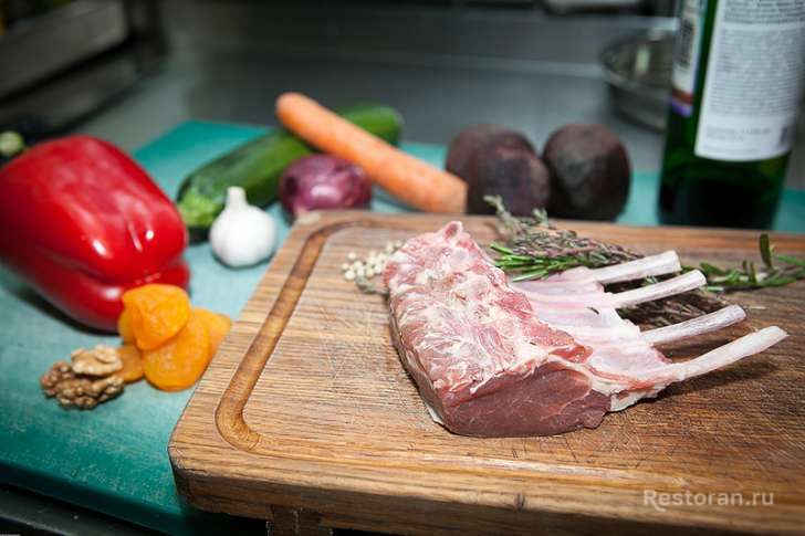 Каре ягненка с овощным гратеном и запеченной свеклой от ресторана James Cook - фотография № 1