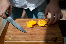 Далее нарезаем дольками консервированный персик. 