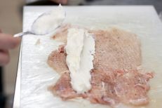 Распределяем сыр вдоль мяса тонкой полоской.