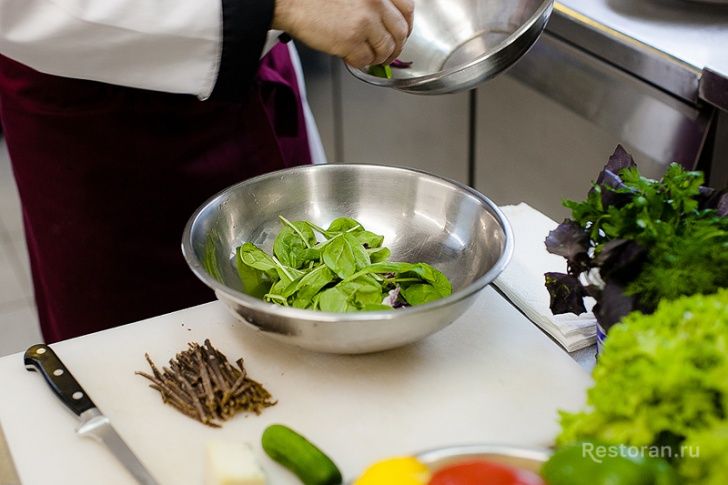 Салат с бастурмой и сливочным соусом от ресторана Эривань - фотография № 3