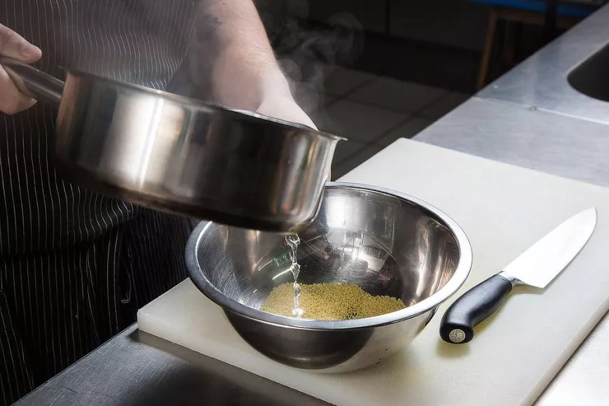 Кускус с гремолатой, сегментами апельсина, грибами и печёным кабачком от су-шефа ресторана «Рассольников»