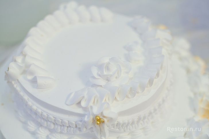 Украшение свадебного торта от ресторана «Оазис» - фотография № 16