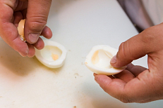 Из сваренного вкрутую яйца удаляем желток.