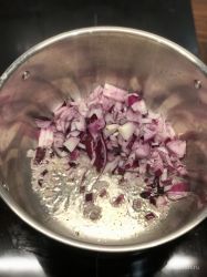 Разогреть растительное масло в кастрюле. Нарезать ...