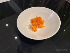 Нарезать свежий лосось небольшими кубиками. Покрош...