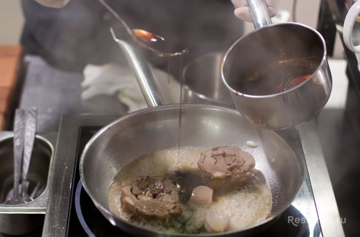 Лопатка ягненка с капоннатой из баклажанов и мясным соусом из ресторана «Светлый» - фотография № 30